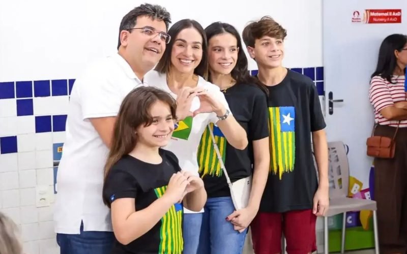 Rafael chegou ao local de votação acompanhado da esposa e dos três filhos.