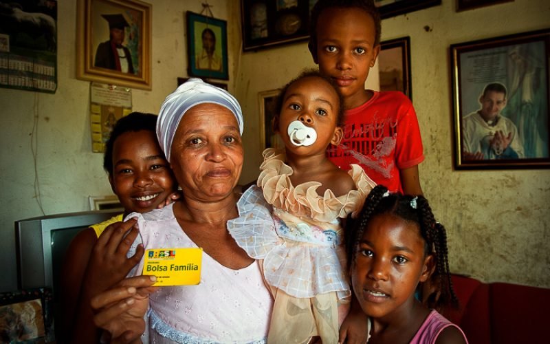 Biritinga-BA 11/04/2014. Quilombo. Maria José de Souza Santos , a Mãe Pequena e seus netos.
Foto : Sergio Amaral/MDS