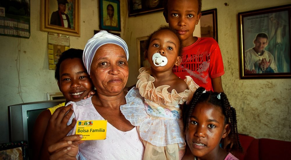 Biritinga-BA 11/04/2014. Quilombo. Maria José de Souza Santos , a Mãe Pequena e seus netos.
Foto : Sergio Amaral/MDS