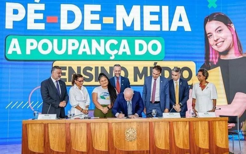 Bolsa para estudantes é aposta para evitar entrada de jovens no crime organizado, diz Lula