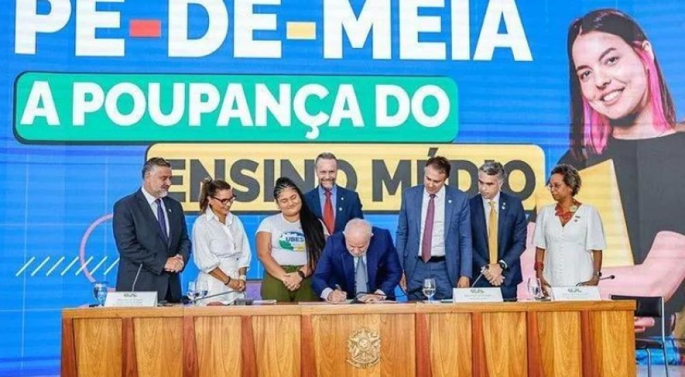 Bolsa para estudantes é aposta para evitar entrada de jovens no crime organizado, diz Lula