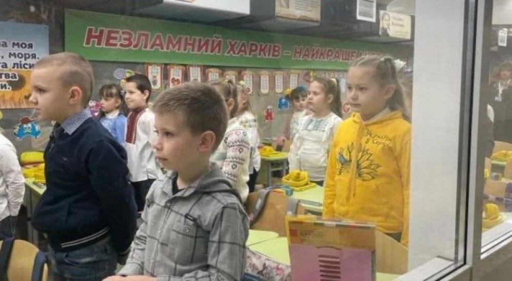 Cidade ucraniana transfere escolas para estações de metrô