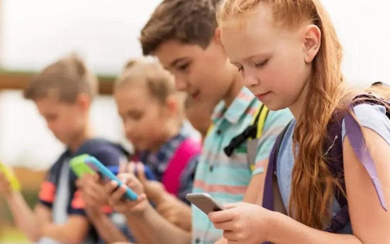 15fev24-D-uso-celulares-escolas