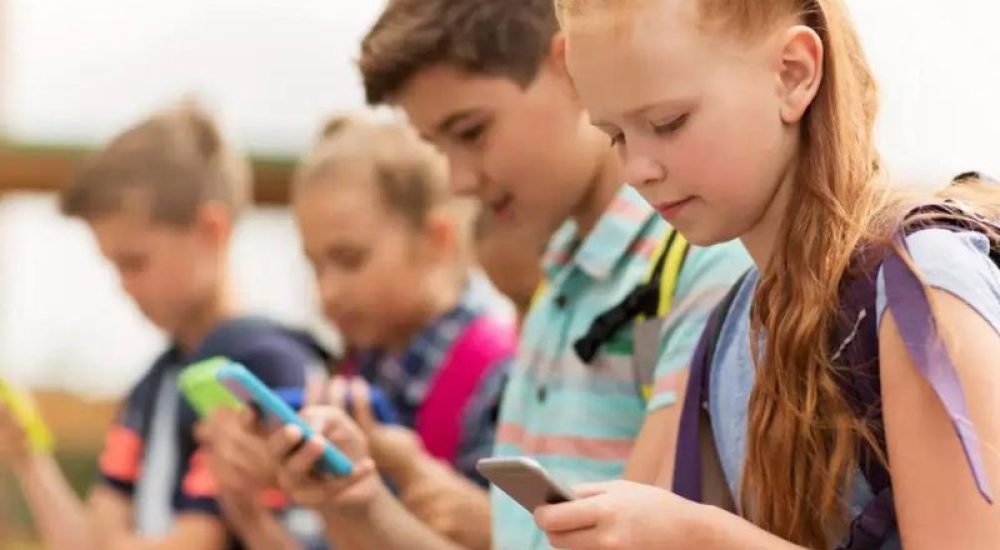 15fev24-D-uso-celulares-escolas