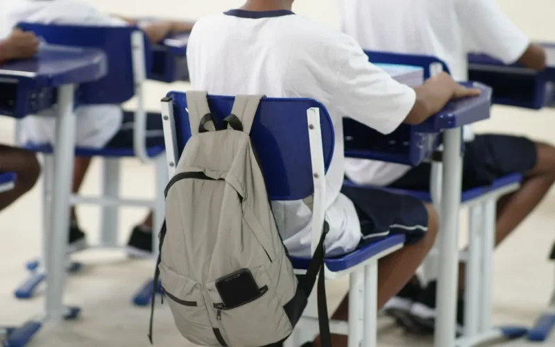 20mar24-D-menos-metade-estudantes-idade