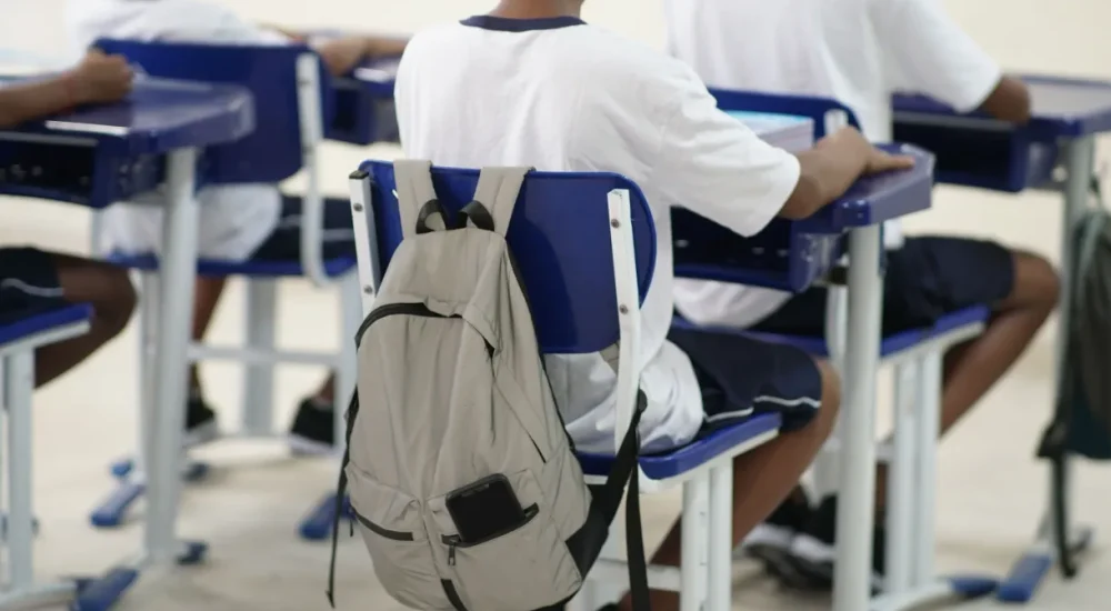 20mar24-D-menos-metade-estudantes-idade