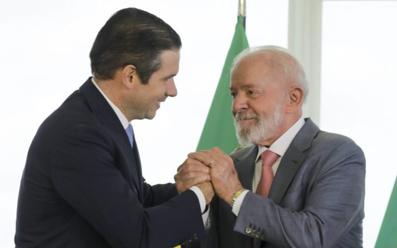 Presidente Luiz Inácio Lula da Silva recebe os novos presidentes do Senado, Davi Alcolumbre (D) e da Câmara dos Deputados, Hugo Motta (E) | Sérgio Lima/Poder360 - 03.fev.2025