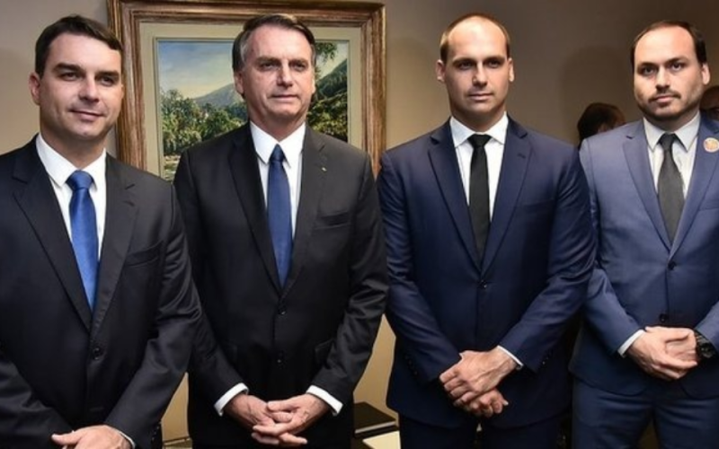 51 imóveis comprados pela família Bolsonaro foram pagos em dinheiro vivo.