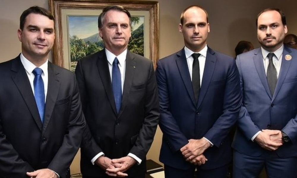 51 imóveis comprados pela família Bolsonaro foram pagos em dinheiro vivo.