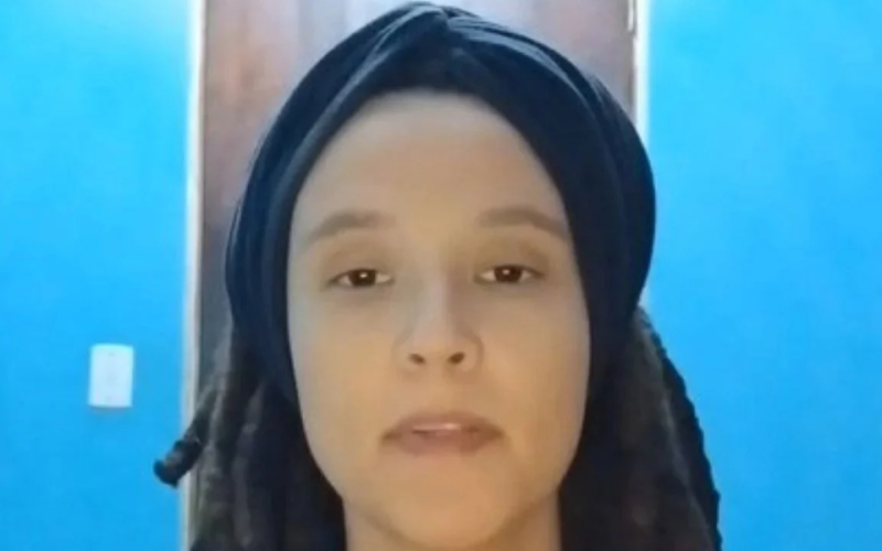 Mariana, a mulher agredida por  bolsonaristas na estação Butantã do metrô, no domingo, depois do ato de Flávio Bolsonaro