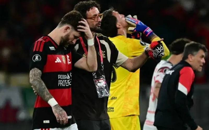 Leo Pereira desolado depois do adeus do Flamengo na Libertadores