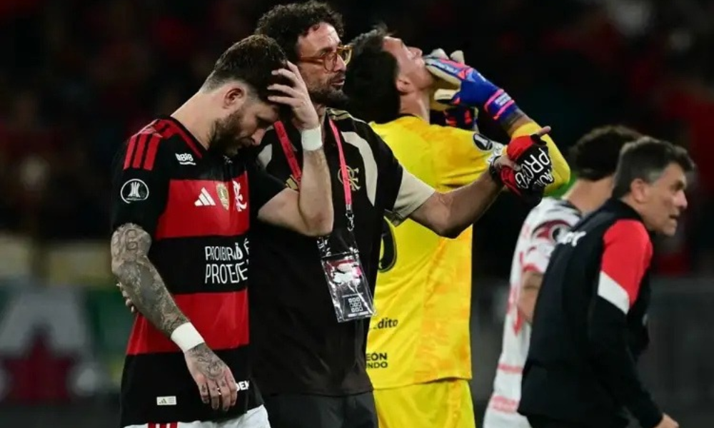 Leo Pereira desolado depois do adeus do Flamengo na Libertadores