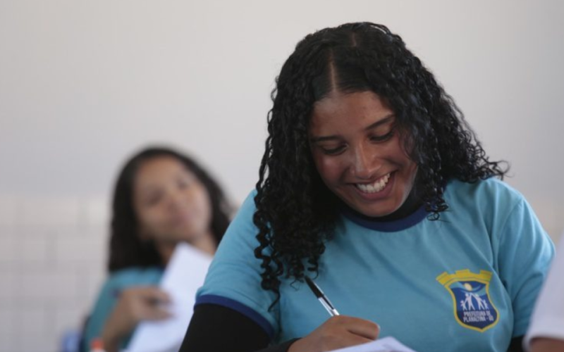 Mulheres são 64% dos 5 milhões de participantes no Enem 2026; metade tem de 17 a 18 anos