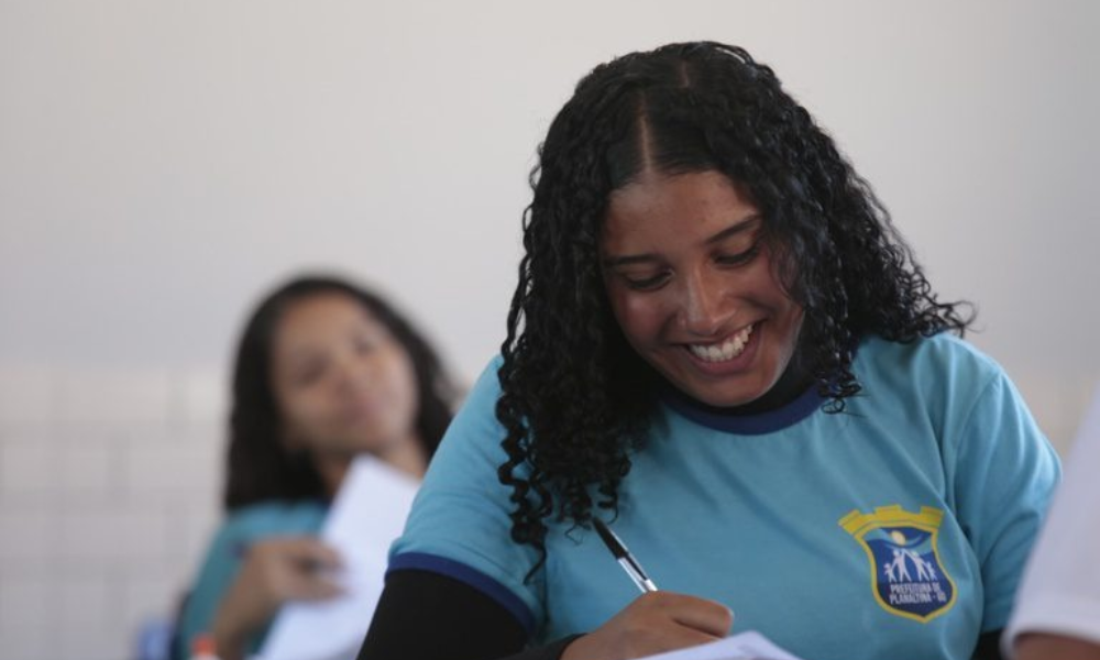 Mulheres são 64% dos 5 milhões de participantes no Enem 2026; metade tem de 17 a 18 anos