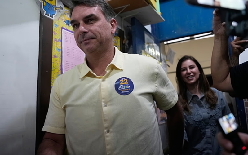 Senador Flávio Bolsonaro fugiu com esposa e as filhas na manhã de hj