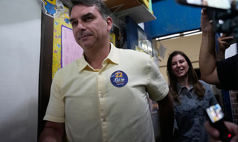 Senador Flávio Bolsonaro fugiu com esposa e as filhas na manhã de hj