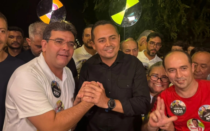 Delegado Charles mostra força em caminhada com Rafael Fonteles em Teresina