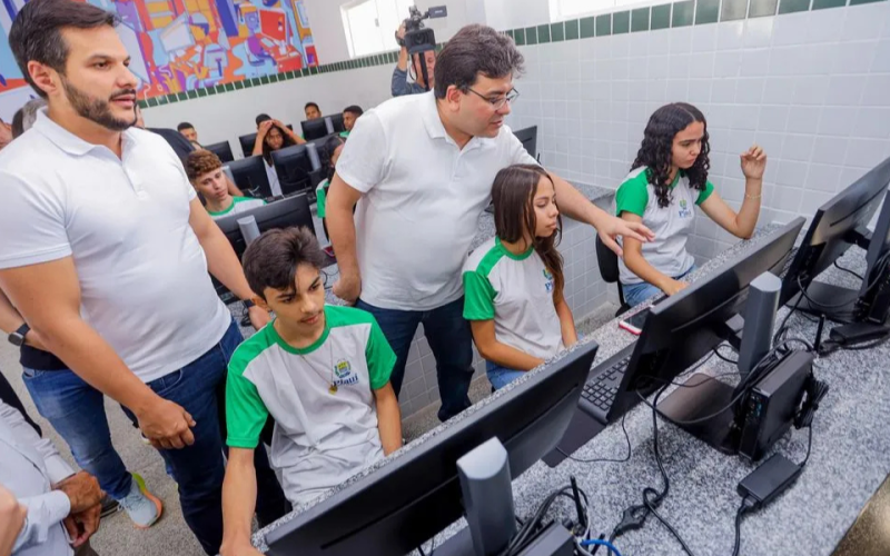 Governador (PI) Rafael Fonteles em visita a uma escola de tempo integral no Piauí