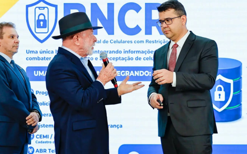 Wellington César Lima e Silva ( Ministro da Justiça ), Luís Inácio Lula da Silva ( Presidente da República ) e Chico Lucas ( Secretário Nacional de Segurança Pública )