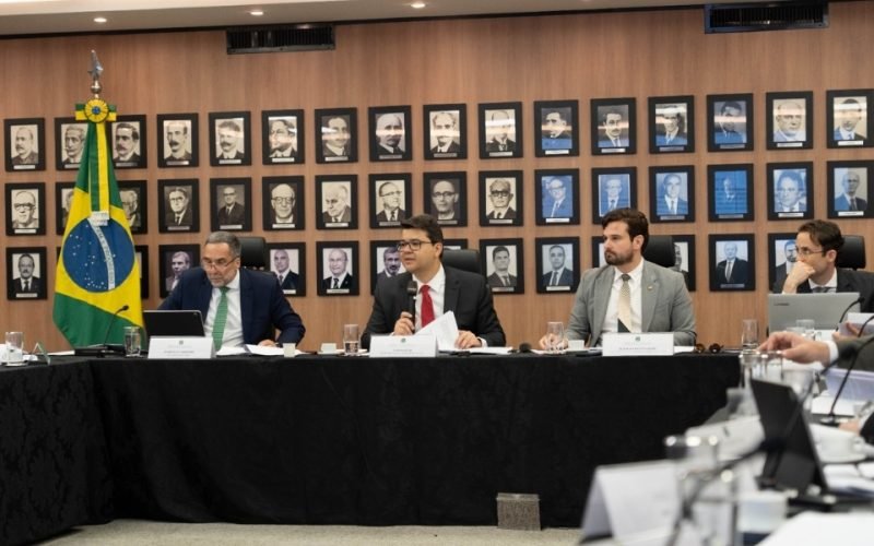 Secretário Nacional de Segurança Pública Chico Lucas ao (centro) durante reunião do grupo de tabalho, em Brasilia