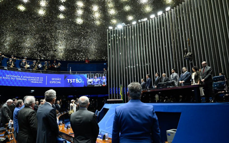 Plenário do Senado durante execução do Hino Nacional na homenagem aos 80 anos do TST